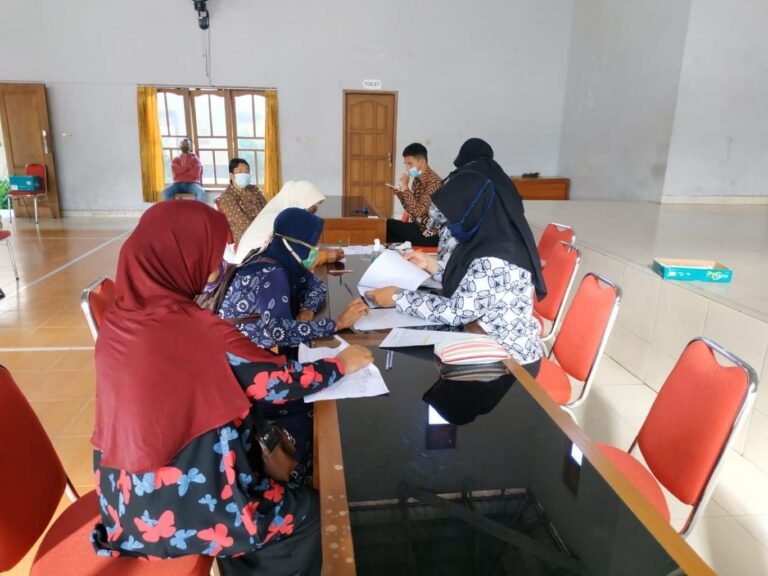 gambar_PENYERAHAN BLT-DD COVID 19 BULAN KELIMA TAHUN 2021